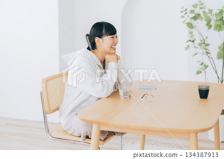 Women chatting at the living room table 134387913