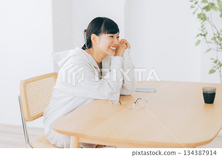 女人們在客廳桌子旁聊天 134387914