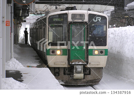 Yamagata Line/Ou Main Line 719 series train stopped at Yonezawa Station in winter (Yonezawa ⇔ Yamagata) Yamagata Line/Ou Main Line 719 series train stopped at Yonezawa Station in winter (Yonezawa ⇔ Yamagata) 134387916