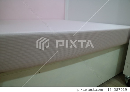 床架上粉紅色床墊的特寫鏡頭 134387919