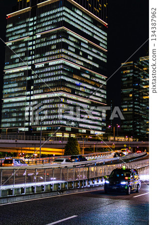 夜幕下的首都高速公路與城市建築 夜幕下的首都高速公路與城市建築 134387962