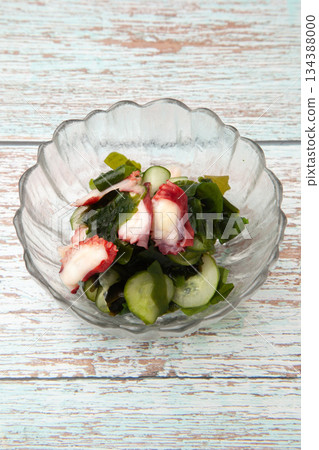 Vinegared octopus, cucumber and wakame seaweed 134388000