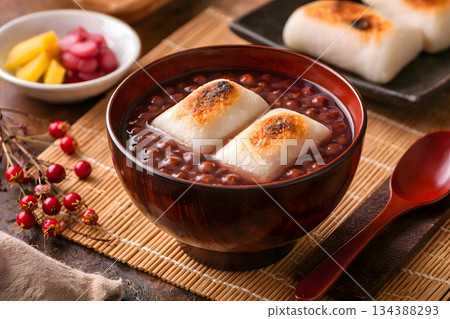 冬季日式甜點:烤年糕(Oshiruko) 傳統日式甜點 冬季日式甜點:烤年糕(Oshiruko) 傳統日式甜點 134388293