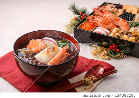 新年餐桌上的御雜煮和禦節料理，傳統日本料理 134388295