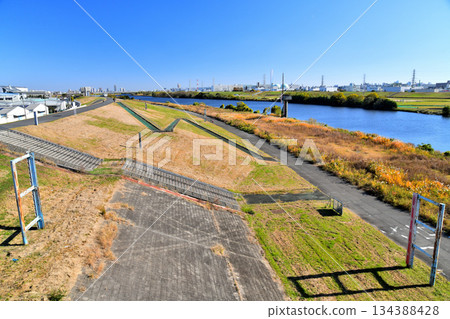 Sasame Bridge / View of the left bank of the Arakawa River (Toda City, Saitama Prefecture side) from the Arakawa River (Toda City, Saitama Prefecture) [November 2025] 134388428