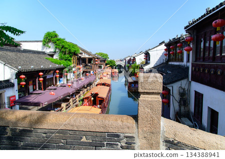 這是中國蘇州著名水鄉山塘街的美麗景色。 這是中國蘇州著名水鄉山塘街的美麗景色。 134388941