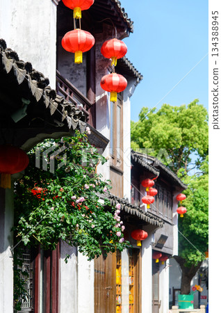 這是中國蘇州著名水鄉山塘街的美麗景色。 134388945