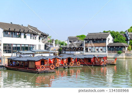 這是中國蘇州著名水鄉山塘街的美麗景色。 這是中國蘇州著名水鄉山塘街的美麗景色。 134388966