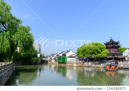這是中國蘇州著名水鄉山塘街的美麗景色。 134388972