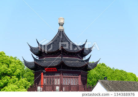 這是中國蘇州著名水鄉山塘街的美麗景色。 134388976