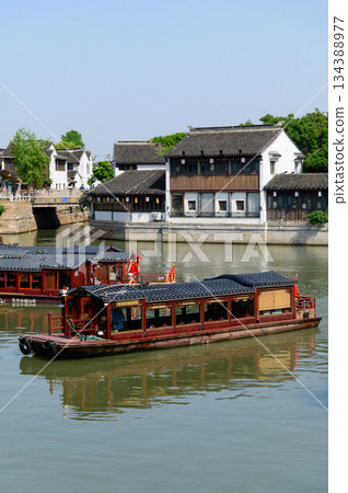 這是中國蘇州著名水鄉山塘街的美麗景色。 134388977