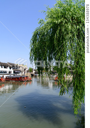 這是中國蘇州著名水鄉山塘街的美麗景色。 這是中國蘇州著名水鄉山塘街的美麗景色。 134388978