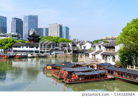 這是中國蘇州著名水鄉山塘街的美麗景色。 134388984