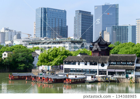 這是中國蘇州著名水鄉山塘街的美麗景色。 這是中國蘇州著名水鄉山塘街的美麗景色。 134388985