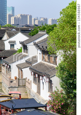 這是中國蘇州著名水鄉山塘街的美麗景色。 134388987