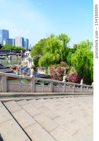 這是中國蘇州著名水鄉山塘街的美麗景色。 134388989