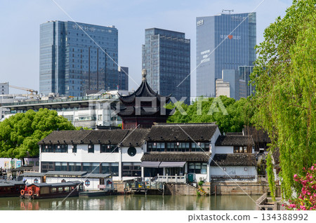 這是中國蘇州著名水鄉山塘街的美麗景色。 這是中國蘇州著名水鄉山塘街的美麗景色。 134388992