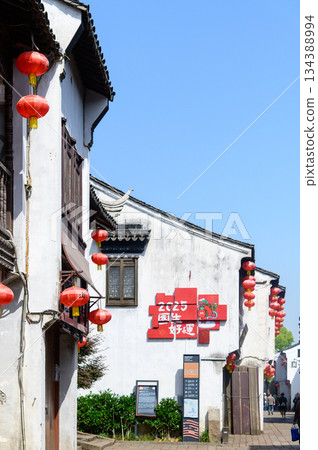 這是中國蘇州著名水鄉山塘街的美麗景色。 134388994
