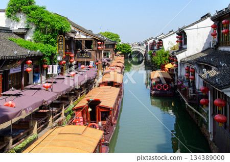 這是中國蘇州著名水鄉山塘街的美麗景色。 134389000