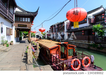 這是中國蘇州著名水鄉山塘街的美麗景色。 134389002