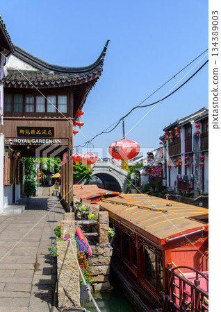 這是中國蘇州著名水鄉山塘街的美麗景色。 134389003