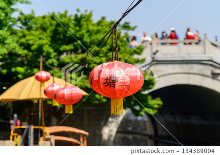 這是中國蘇州著名水鄉山塘街的美麗景色。 134389004