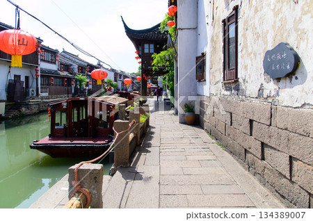 這是中國蘇州著名水鄉山塘街的美麗景色。 這是中國蘇州著名水鄉山塘街的美麗景色。 134389007