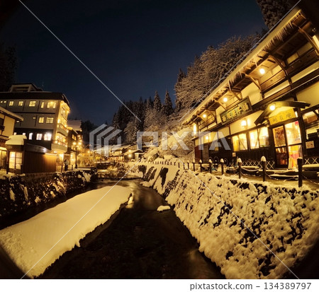 銀山溫泉的冬日夜景 134389797