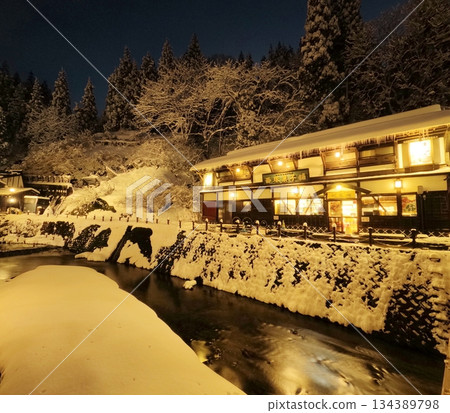 銀山溫泉的冬日夜景 134389798