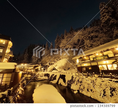 銀山溫泉的冬日夜景 134389799