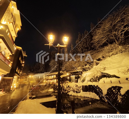 銀山溫泉的冬日夜景 134389800