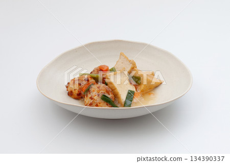 白色背景上的炸豆腐和雞肉丸，用濃稠的醬汁慢燉 134390337