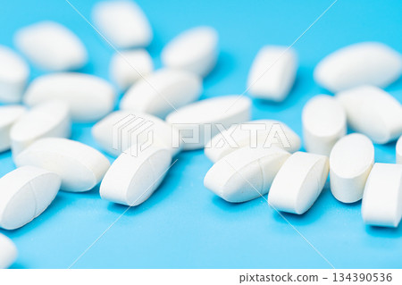 white pills 134390536