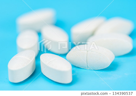 white pills 134390537