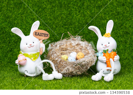 Easter decoration with bunnies and eggs. 134390538