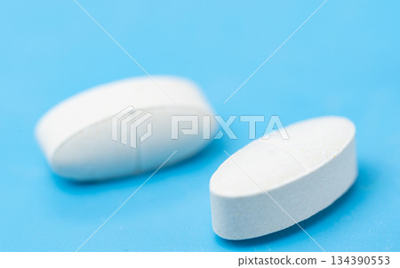 white pills 134390553