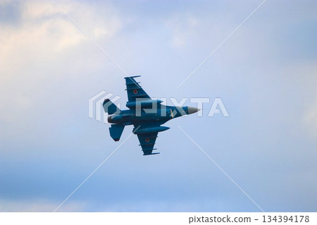 一架F-2噴氣式戰鬥機以高機動性飛越首都防空要道百里基地。 134394178