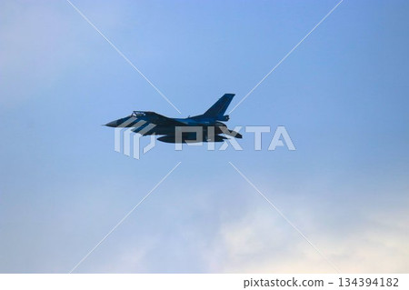 An F-2 jet fighter flying in high maneuverability over Hyakuri Base, the key to the capital's air defense. 134394182