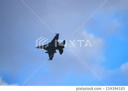 一架F-2噴氣式戰鬥機以高機動性飛越首都防空要道百里基地。 134394183