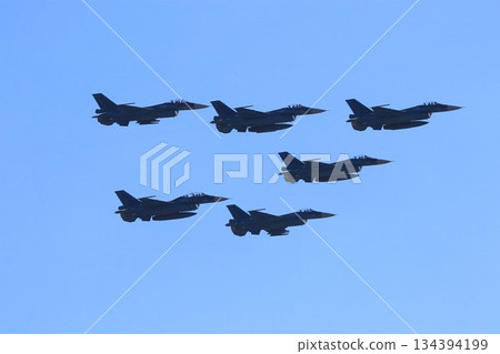 F-2 噴射戰鬥機編隊飛越首都防空的關鍵百里空軍基地 F-2 噴射戰鬥機編隊飛越首都防空的關鍵百里空軍基地 134394199