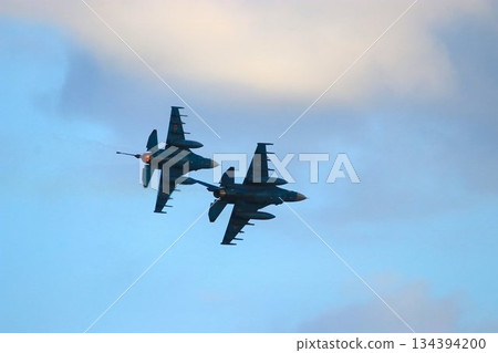 F-2 噴射戰鬥機編隊飛越首都防空的關鍵百里空軍基地 134394200