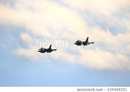 F-2 fighter jets flying in formation above Hyakuri Air Base, the key to the capital's air defense F-2 fighter jets flying in formation above Hyakuri Air Base, the key to the capital's air defense 134394201