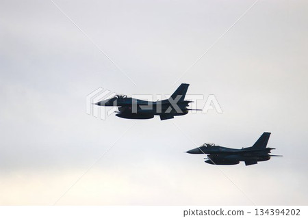 F-2 噴射戰鬥機編隊飛越首都防空的關鍵百里空軍基地 F-2 噴射戰鬥機編隊飛越首都防空的關鍵百里空軍基地 134394202