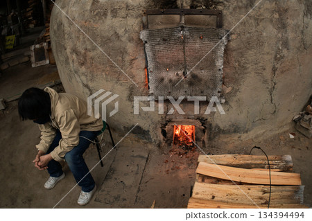 Photographing the only remaining climbing kiln in Shigaraki, a pottery town in Koka City, Shiga Prefecture Photographing the only remaining climbing kiln in Shigaraki, a pottery town in Koka City, Shiga Prefecture 134394494