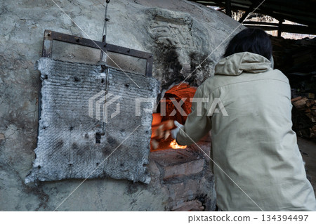 拍攝滋賀縣甲賀市陶器之鄉信樂町僅存的一座爬窯。 拍攝滋賀縣甲賀市陶器之鄉信樂町僅存的一座爬窯。 134394497