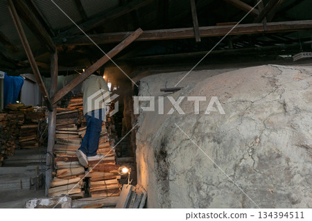 Photographing the only remaining climbing kiln in Shigaraki, a pottery town in Koka City, Shiga Prefecture Photographing the only remaining climbing kiln in Shigaraki, a pottery town in Koka City, Shiga Prefecture 134394511
