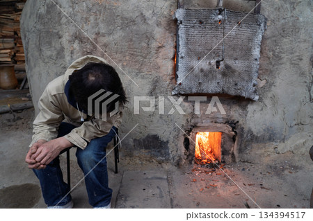 Photographing the only remaining climbing kiln in Shigaraki, a pottery town in Koka City, Shiga Prefecture Photographing the only remaining climbing kiln in Shigaraki, a pottery town in Koka City, Shiga Prefecture 134394517