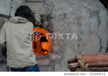 Photographing the only remaining climbing kiln in Shigaraki, a pottery town in Koka City, Shiga Prefecture Photographing the only remaining climbing kiln in Shigaraki, a pottery town in Koka City, Shiga Prefecture 134394523