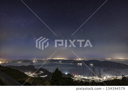 春日星空,銀河在美麗的瀨戶內海冉冉升起 春日星空,銀河在美麗的瀨戶內海冉冉升起 134394579