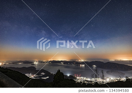 春日星空:瀨戶內海暮色中銀河升起。 春日星空:瀨戶內海暮色中銀河升起。 134394580